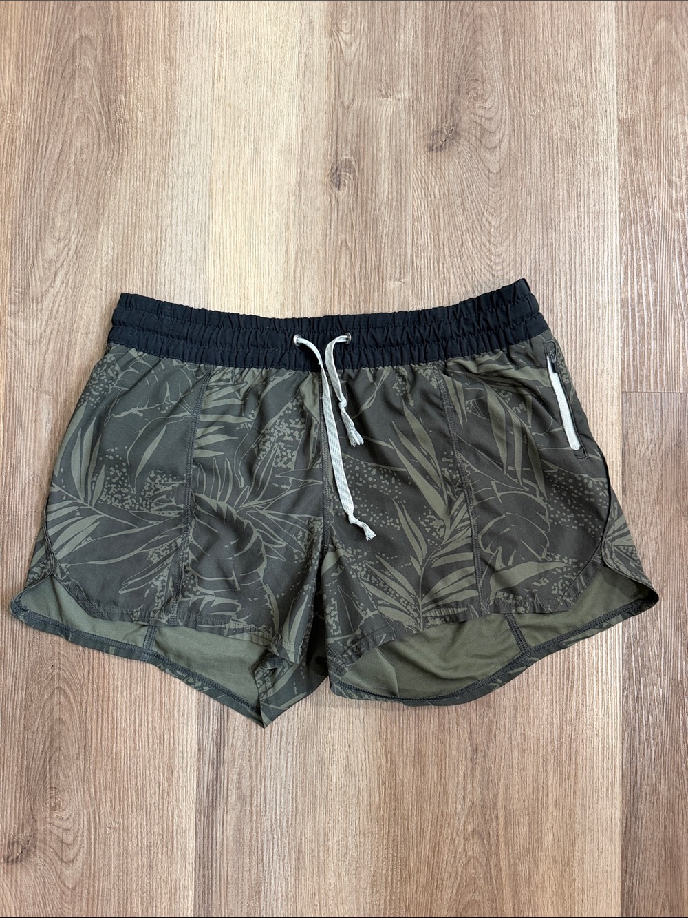Vuori Clementine 4" Shorts Women's Drawstring Olive Green Tropical Print Large